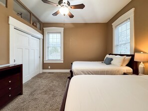 Desk, iron/ironing board, travel crib, free WiFi - Mini Aussie | Dog-friendly, Fire pit, Fenced yard (Washington)