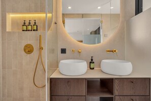 Dusche, Haartrockner, Handtücher