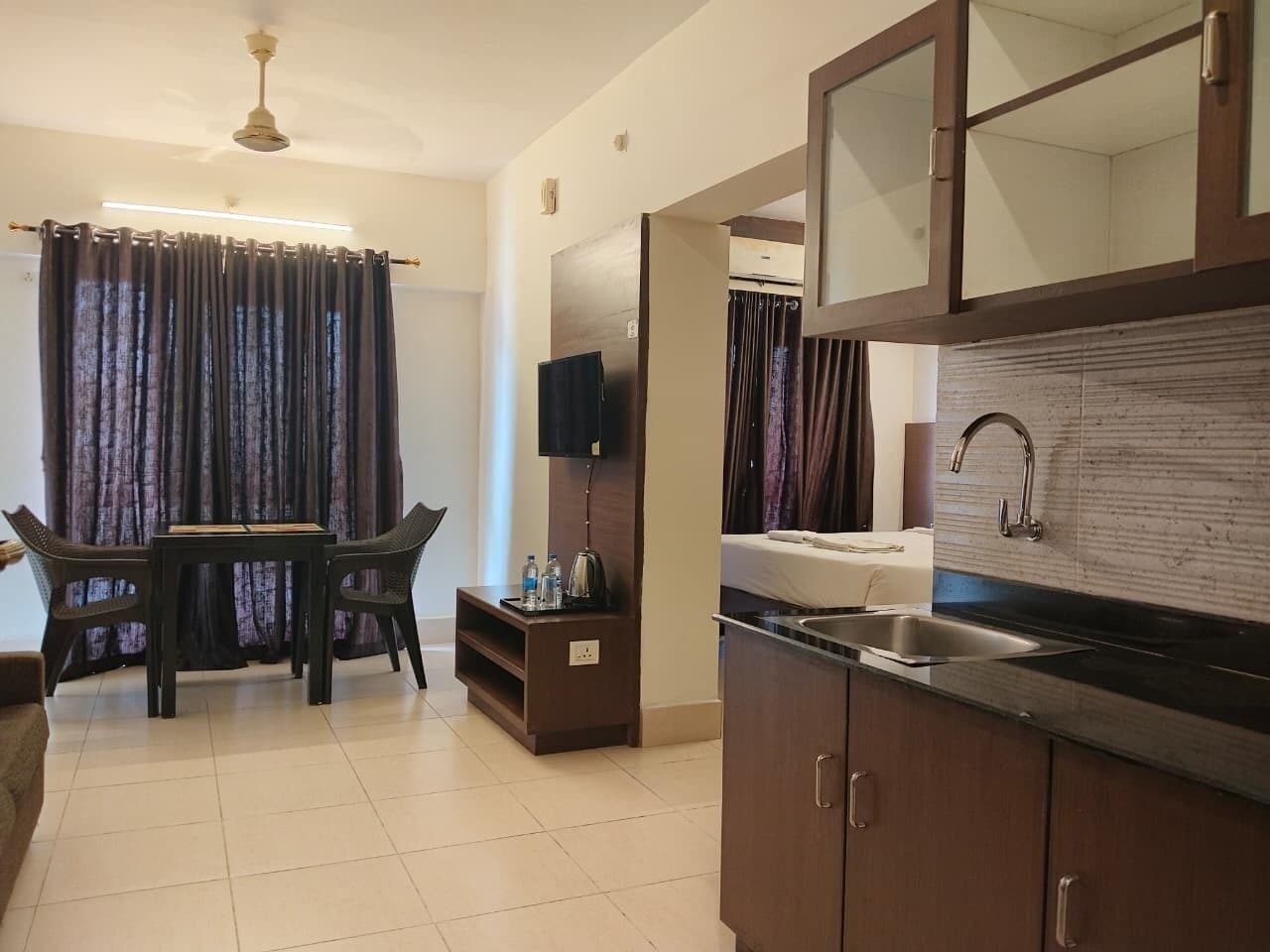 Suite | Desk, free WiFi