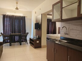 Suite | Desk, free WiFi