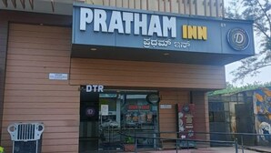 Ένα κτίριο με μια πινακίδα που αναγράφει «Pratham Inn».