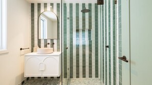 Shower, hair dryer - Ornos, 1-14 Market St - ducted air con, cot, highchair, Linen and Bed Making (Fingal Bay)