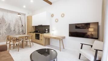 Apartamento (7) | Cocina privada | Frigorífico, placa de cocina, hervidor eléctrico y utensilios de cocina