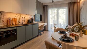 Apartment (A1) | Eigene Küche | Kühlschrank, Herdplatte, Wasserkocher, Kochgeschirr/Geschirr/Besteck