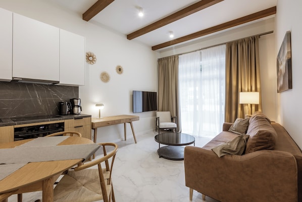 Apartemen (7) | Area keluarga | TV layar datar