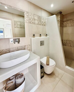 Standard Double Room | Bathroom - Comfort Inn Fira (Santorini)