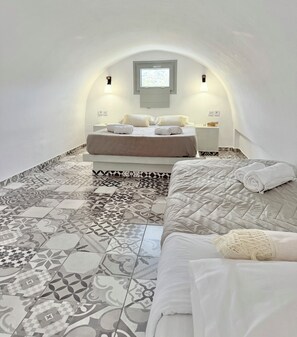 Quadruple Room | Premium bedding, in-room safe, soundproofing, free WiFi - Comfort Inn Fira (Santorini)