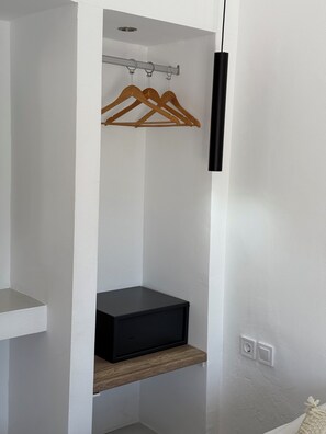 Standard Triple Room | Peralatan tempat tidur premium, peti besi dalam bilik, kalis bunyi 