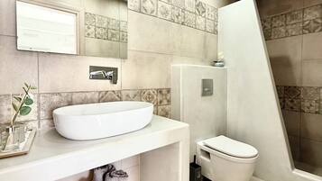 Standard-Dreibettzimmer | Badezimmer | Dusche, Haartrockner, Handtücher, Seife