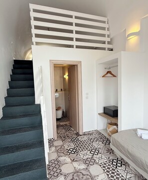 Quadruple Room | In-room safe, soundproofing, free WiFi - Comfort Inn Fira (Santorini)