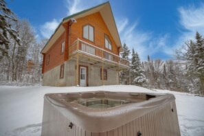 Outdoor spa tub - Loup / SPA Privé / Ski-in/out / 16 Invités (Saint-Paul-de-Montminy)