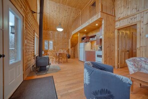 Una televisión, una chimenea