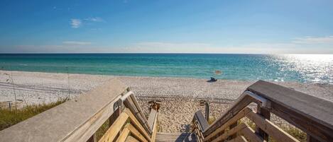 بالقرب من الشاطئ