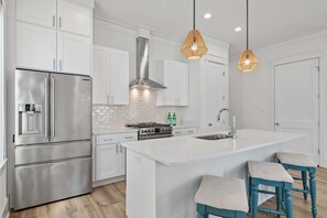 Fridge, microwave, oven, stovetop - Sawgrass Retreat- Sleeps 10- Minutes to the Beach! (Santa Rosa Beach)