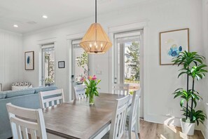 Dining - Sawgrass Retreat- Sleeps 10- Minutes to the Beach! (Santa Rosa Beach)