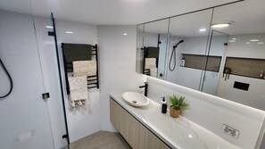 Bathroom - Cerulean Beachfront - Unit 1 (Sunshine Coast)