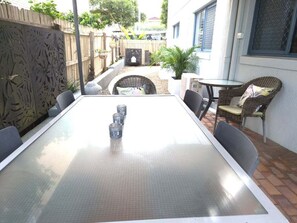 Outdoor dining - Cerulean Beachfront - Unit 1 (Sunshine Coast)