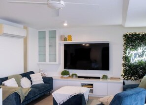 Living area - Cerulean Beachfront - Unit 1 (Sunshine Coast)