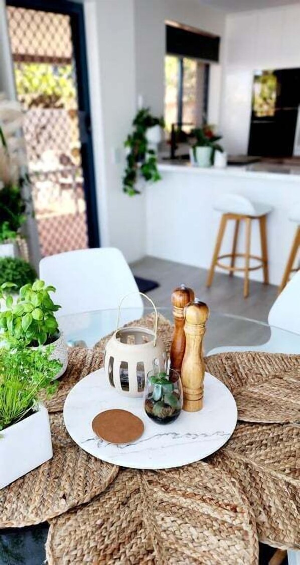 Dining - Cerulean Beachfront - Unit 1 (Sunshine Coast)