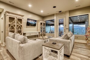 Ălytelevisio, takka, videopelejĂ€, pöytĂ€jalkapallopöytĂ€