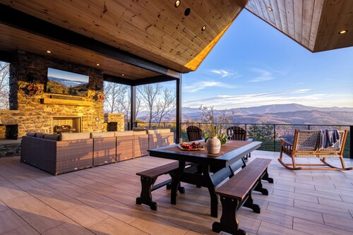 3 Bears Cottage – 5 Star Luxury, Breathtaking Views, Indoor Pool, Game Room!!!