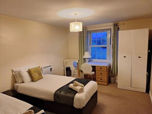 2 slaapkamers, een strijkplank/strijkijzer, gratis wifi, beddengoed