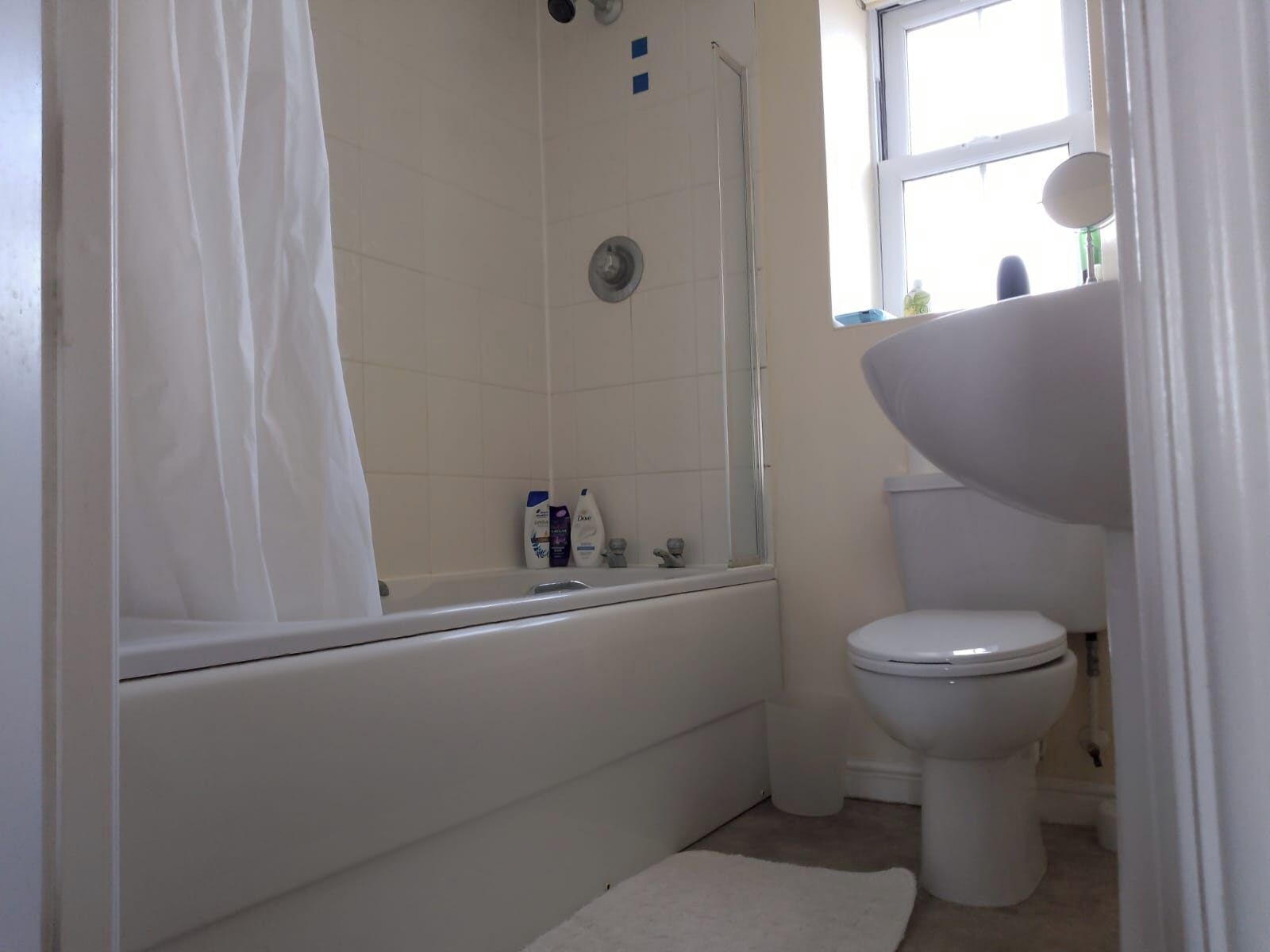 Combined shower/bathtub, deep-soaking bathtub, free toiletries