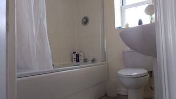 Combined shower/bathtub, deep-soaking bathtub, free toiletries