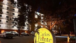 Schild des Hotels Carlos Ponce mit der Nummer 8350.