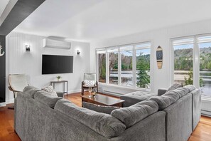 TV - Bécassines | Private Spa | Billiards | Waterfront (Nominingue)