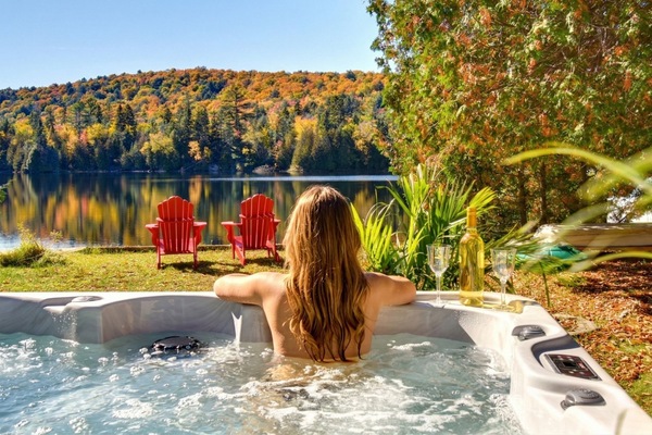 Outdoor spa tub