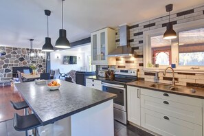 Fridge, microwave, stovetop, dishwasher - Bécassines | Private Spa | Billiards | Waterfront (Nominingue)