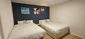 Een strijkplank/strijkijzer, wifi, beddengoed