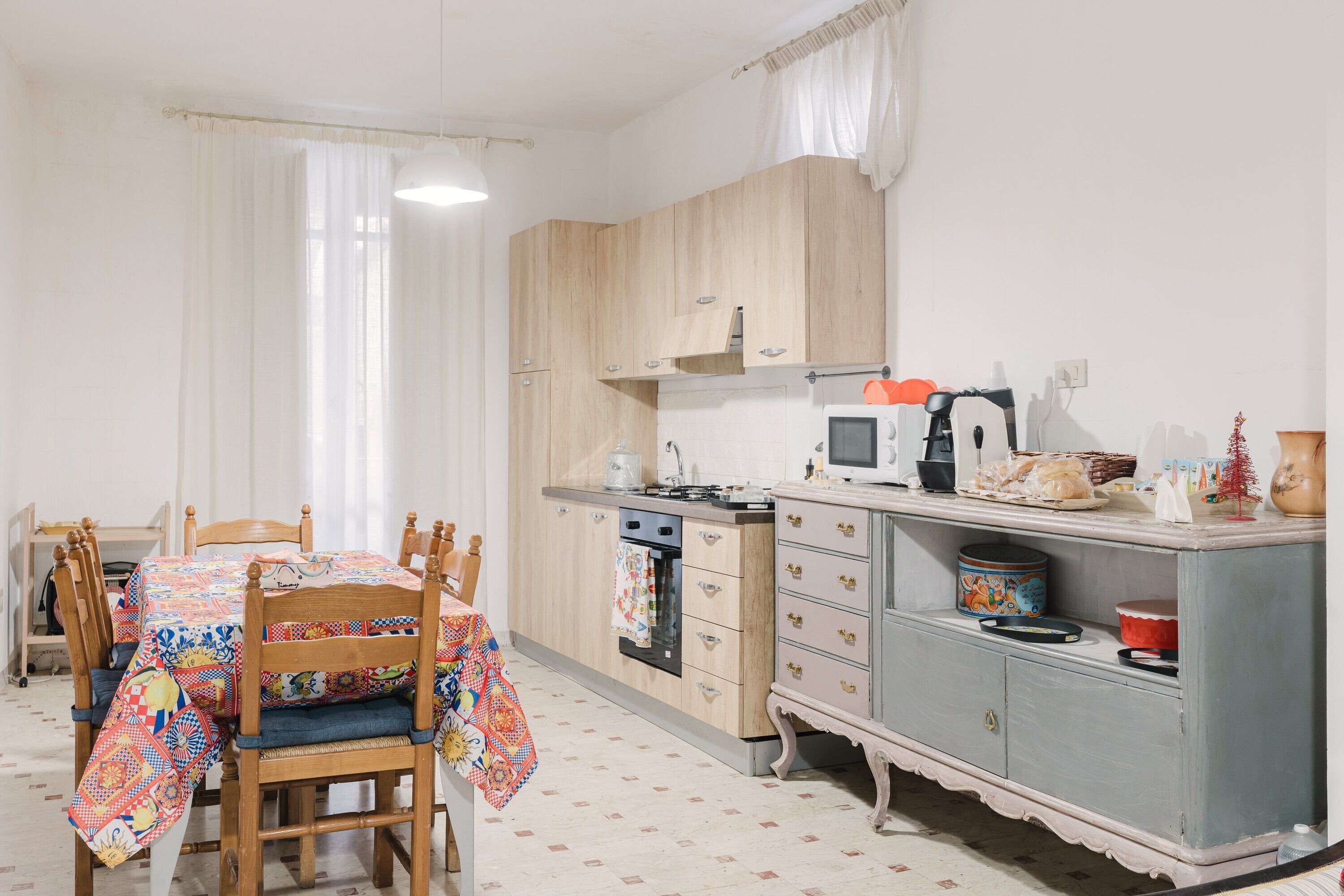 Jääkaappi, mikroaaltouuni, uuni, liesi