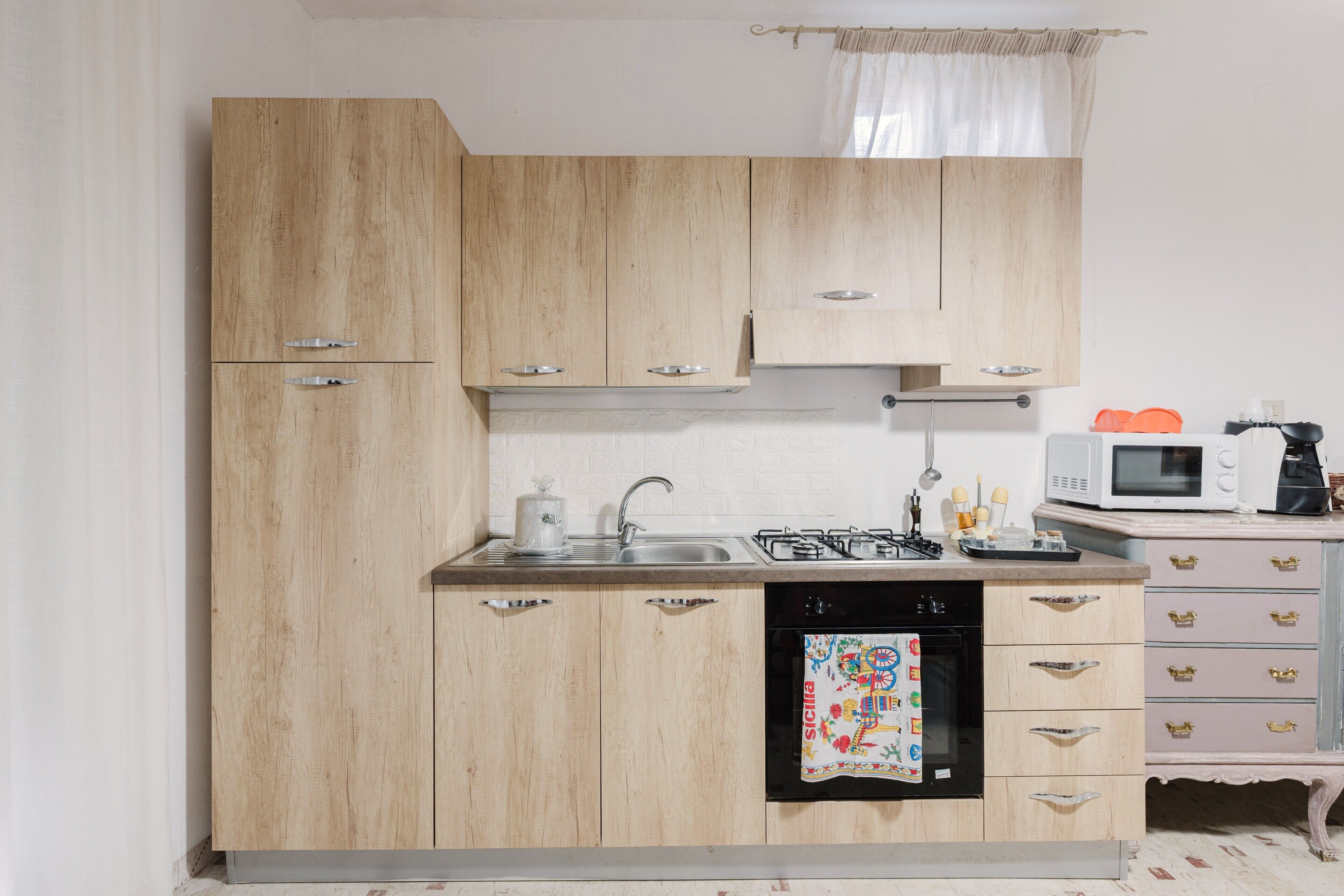 Frigorifero, microonde, forno, piano cottura