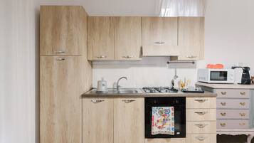 Frigorifero, microonde, forno, piano cottura