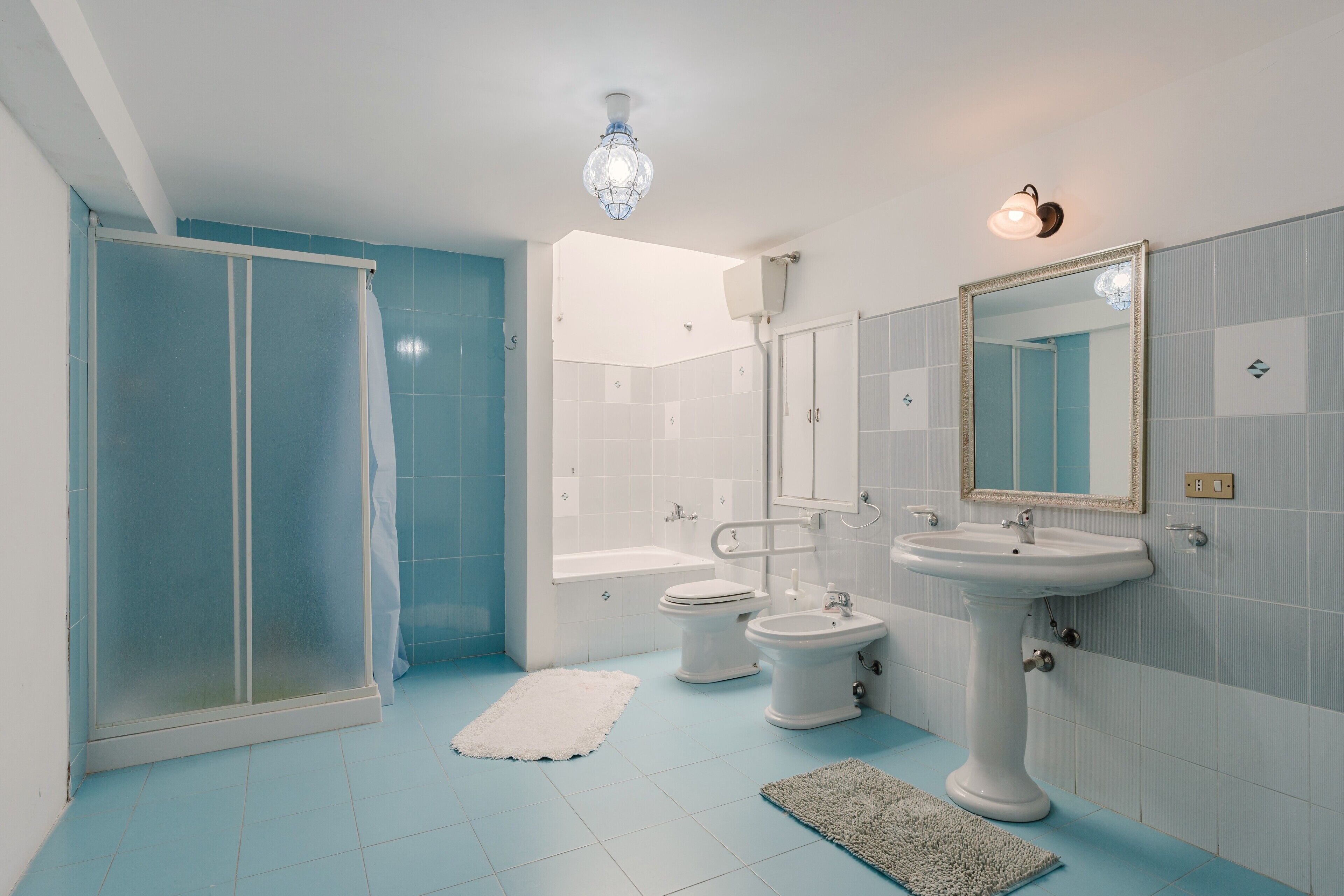 Dusj, hårføner og håndklær