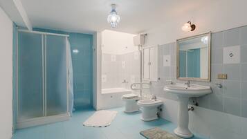 Dusj, hårføner og håndklær