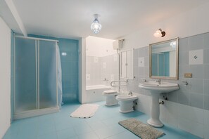Shower, hair dryer, towels - Apartment 'Sotto il Castello' with Private Garden, Balcony and Wi-Fi (Corleone)