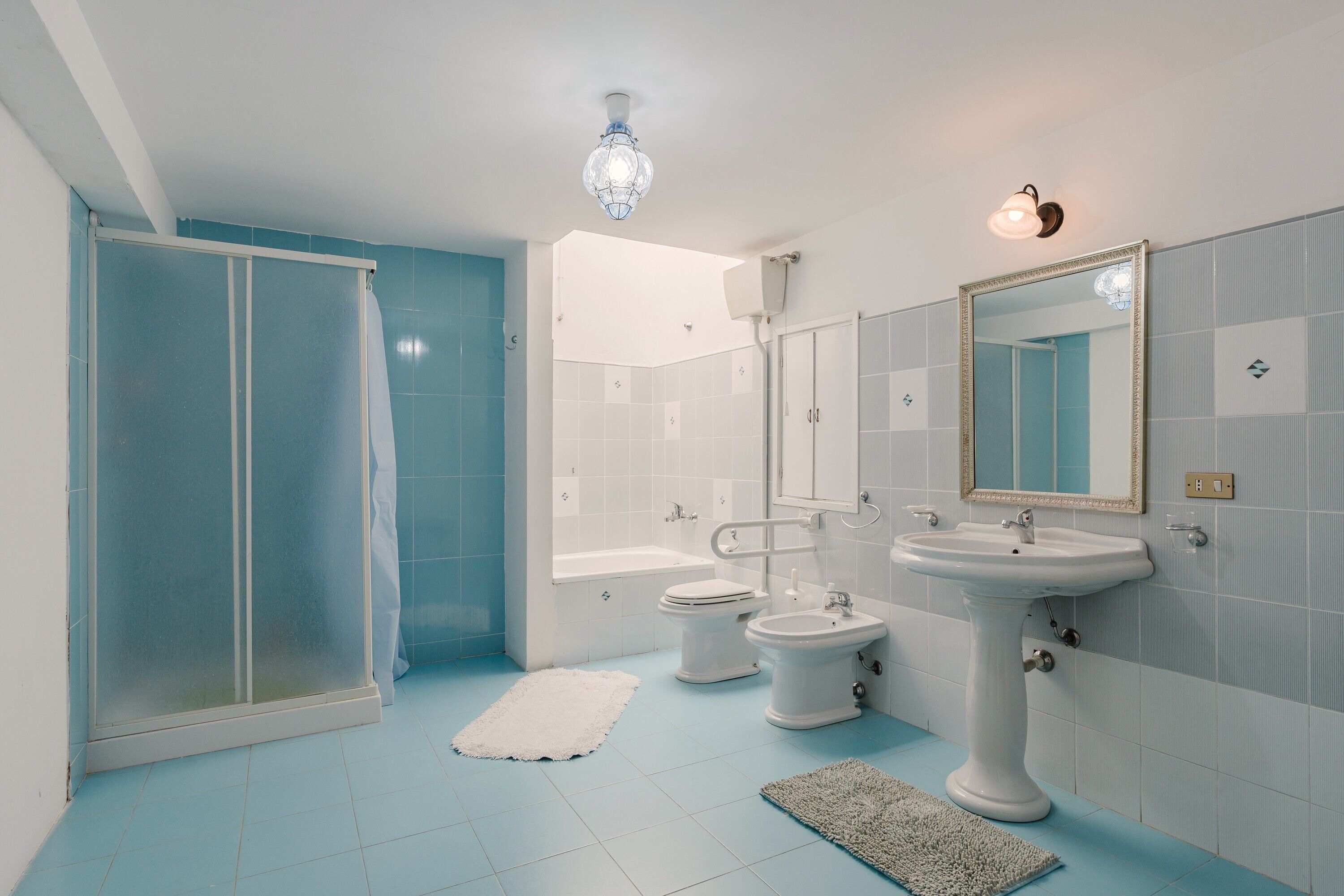 Chuveiro, secador de cabelo, toalhas de banho 