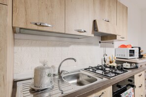 Private kitchen - Apartment 'Sotto il Castello' with Private Garden, Balcony and Wi-Fi (Corleone)