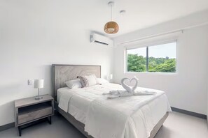 Tabla de planchar con plancha, wifi gratis y ropa de cama 