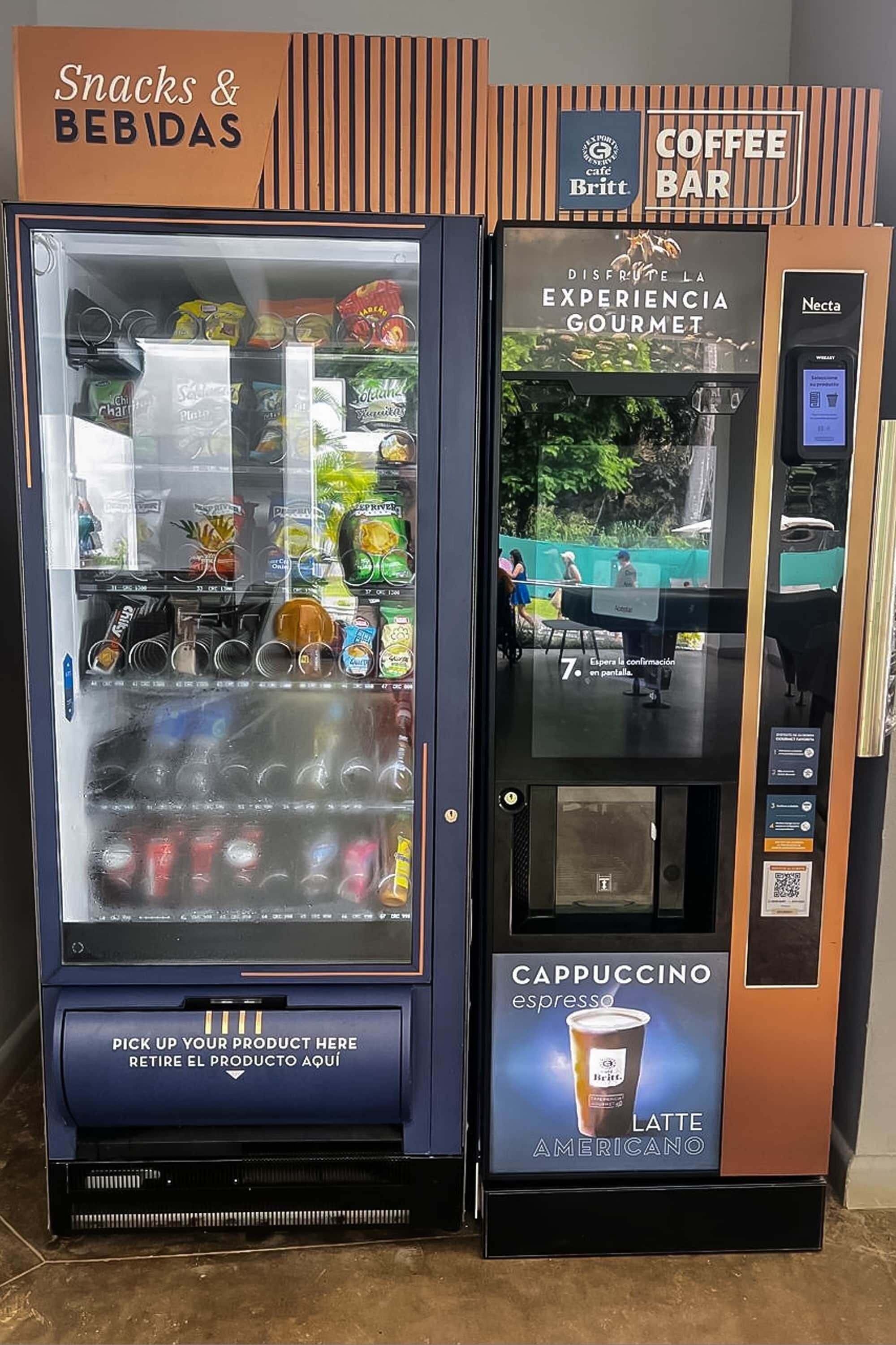 Ein Getränkeautomat mit Snacks und Erfrischungen sowie ein Café mit Cappuccino und Latte.