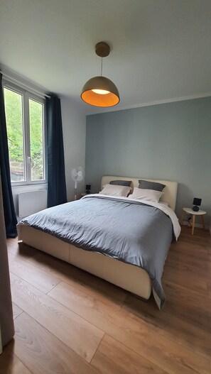 Tabla de planchar con plancha, internet y ropa de cama 