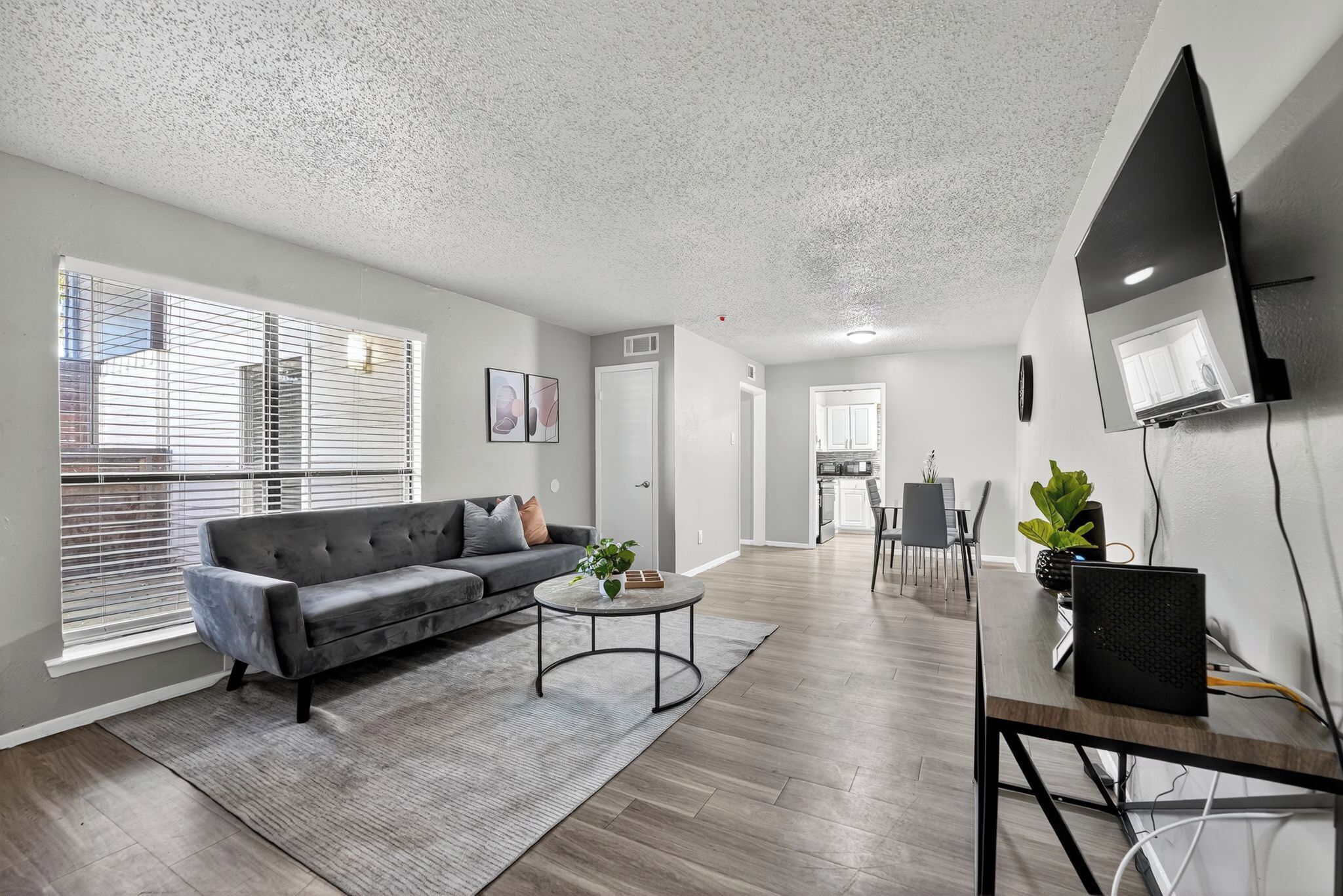 Téléviseur, livres, bureau