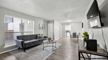 Téléviseur, livres, bureau