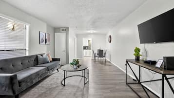 Téléviseur, livres, bureau