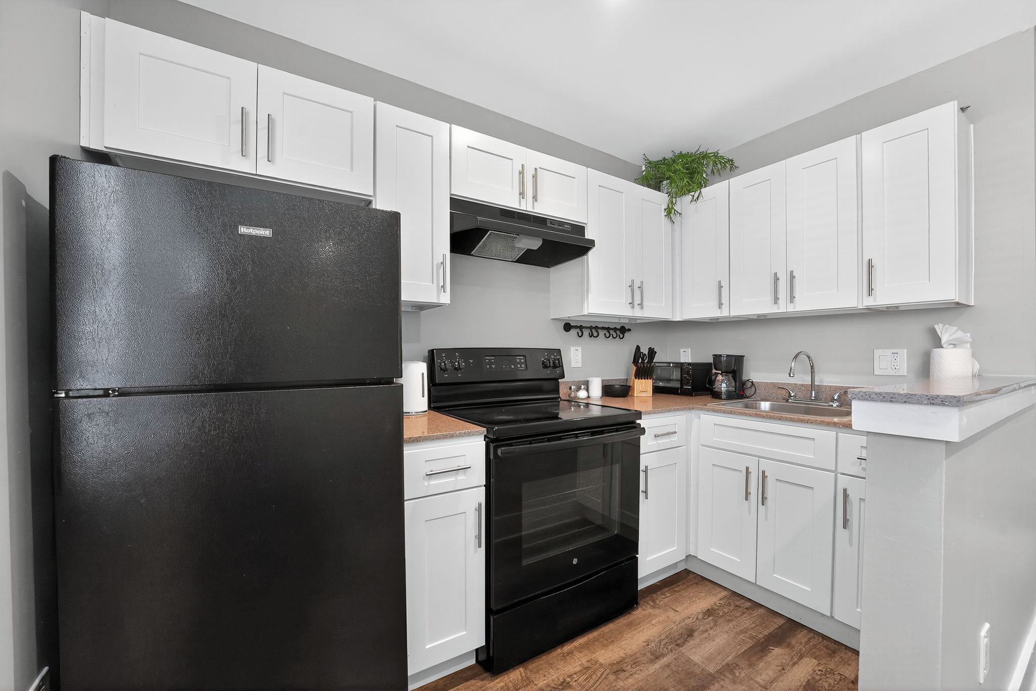 Réfrigérateur, four à micro-ondes, un four, surface de cuisson