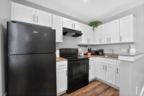 Réfrigérateur, four à micro-ondes, un four, surface de cuisson