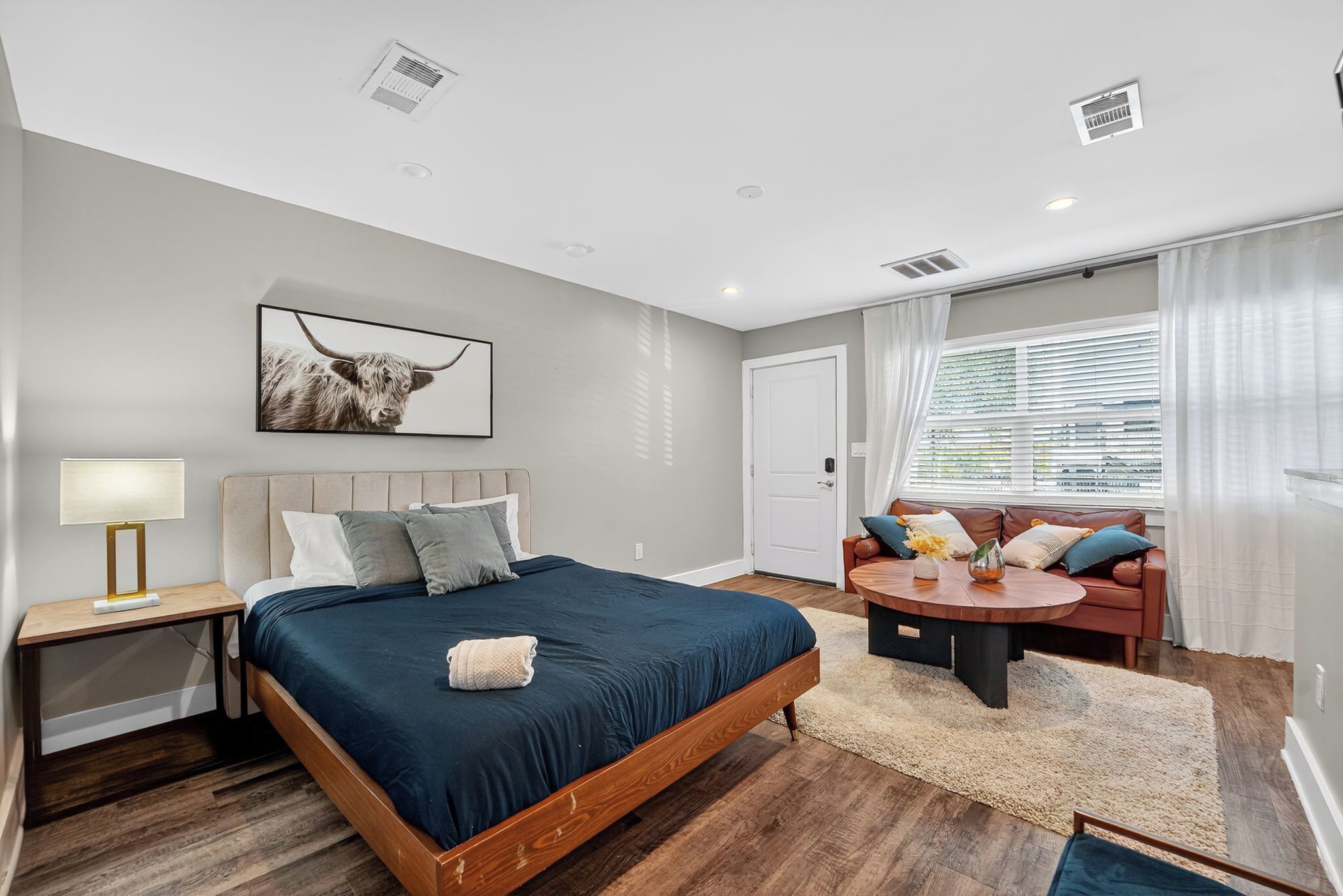 Escritorio, tabla de planchar con plancha, cuna de viaje y wifi gratis 